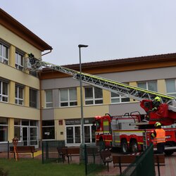 CELOŠKOLNÍ PROJEKT BEZPEČNÁ ŠKOLA - 3. část: Evakuace školy a den plný bezpečí