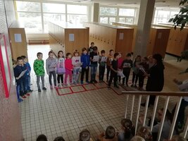 Vánoční zpěv pod schody dětí ze 4. oddělení