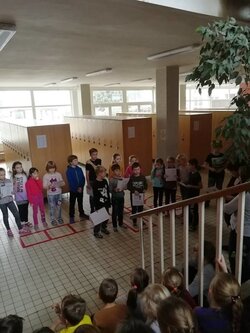 Vánoční zpěv pod schody dětí ze 4. oddělení
