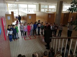 Vánoční zpěv pod schody dětí ze 4. oddělení