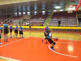 Liga škol v basketbalu začala