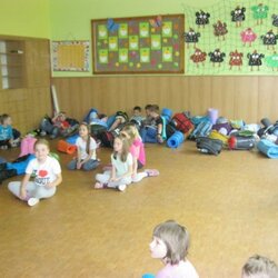 Prvňáčci spali ve škole
