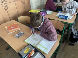 Den ošklivých svetrů v Hrdé škole: Úsměv, barvy a vánoční nálada všude kolem