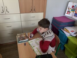 Den ošklivých svetrů v Hrdé škole: Úsměv, barvy a vánoční nálada všude kolem