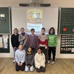 Den ošklivých svetrů v Hrdé škole: Úsměv, barvy a vánoční nálada všude kolem
