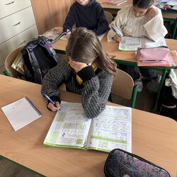 Den ošklivých svetrů v Hrdé škole: Úsměv, barvy a vánoční nálada všude kolem