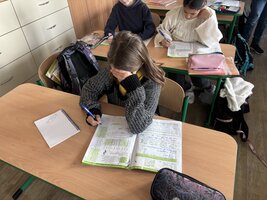 Den ošklivých svetrů v Hrdé škole: Úsměv, barvy a vánoční nálada všude kolem