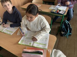 Den ošklivých svetrů v Hrdé škole: Úsměv, barvy a vánoční nálada všude kolem