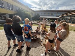 Opékání buřtů s rodiči ve 4. C: Odpoledne plné pohody a her