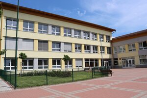 revitalizovaný záhon před školou