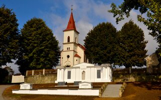 Sezemice - kostel se hřbitovem
