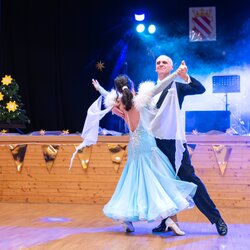 Když hvězdy tančí – ples SRPŠ rozzářil Sezemický dům