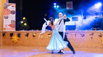Když hvězdy tančí – ples SRPŠ rozzářil Sezemický dům