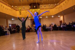 Když hvězdy tančí – ples SRPŠ rozzářil Sezemický dům