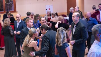 Když hvězdy tančí – ples SRPŠ rozzářil Sezemický dům