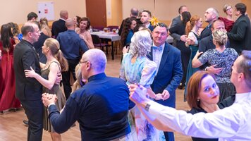 Když hvězdy tančí – ples SRPŠ rozzářil Sezemický dům