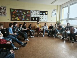 Děti, obrazovky a láska — vydařená beseda pro rodiče i žáky