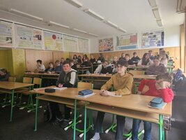 Deváťáci absolvovali sérii online exkurzí v hodinách fyziky