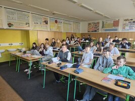 Deváťáci absolvovali sérii online exkurzí v hodinách fyziky