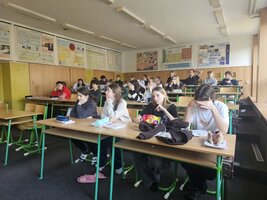 Deváťáci absolvovali sérii online exkurzí v hodinách fyziky