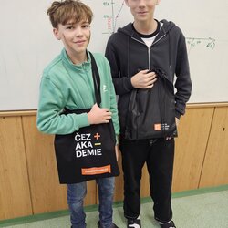 Deváťáci absolvovali sérii online exkurzí v hodinách fyziky