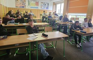 Deváťáci absolvovali sérii online exkurzí v hodinách fyziky