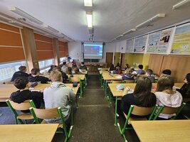 Deváťáci absolvovali sérii online exkurzí v hodinách fyziky