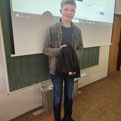 Deváťáci absolvovali sérii online exkurzí v hodinách fyziky