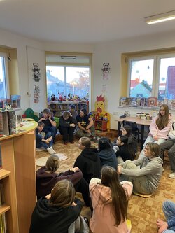 Návštěva sedmých ročníků v městské knihovně