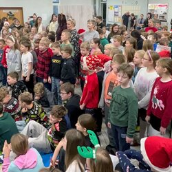 Společné vánoční zpívání na chodbě školy