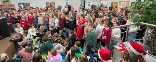 Společné vánoční zpívání na chodbě školy