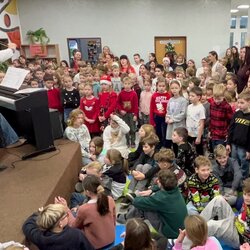 Společné vánoční zpívání na chodbě školy