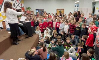 Společné vánoční zpívání na chodbě školy