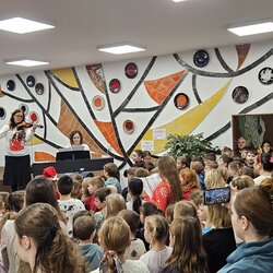 Společné vánoční zpívání na chodbě školy