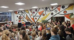 Společné vánoční zpívání na chodbě školy