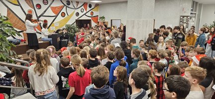 Společné vánoční zpívání na chodbě školy