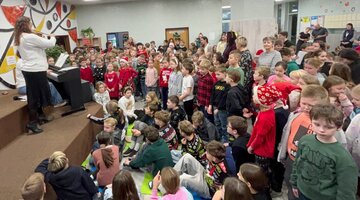 Společné vánoční zpívání na chodbě školy