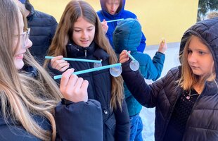 Mrazivé počasí jako příležitost k tvoření v 5. B