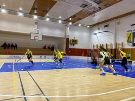Dívky ze ZŠ Sezemice obsadily druhé místo na florbalovém turnaji a postupují do finále