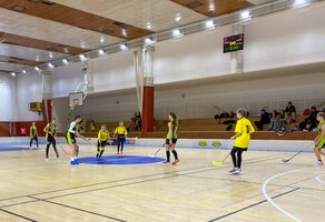 Dívky ze ZŠ Sezemice obsadily druhé místo na florbalovém turnaji a postupují do finále
