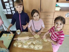 Ve školní družině pečeme rohlíky, jidáše a loupáky