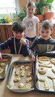 Ve školní družině pečeme rohlíky, jidáše a loupáky