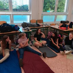 Nocování deváťáků ve škole