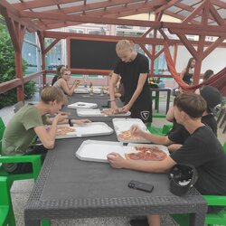 Třída 8. B nocovala ve škole