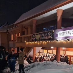Rozsvěcení vánočního stromu v Sezemicích a sbor Rolnička