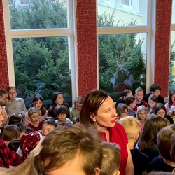 Zpívání na schodech – krásná tradice v naší škole