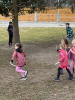 Jarní stezka na školním hřišti