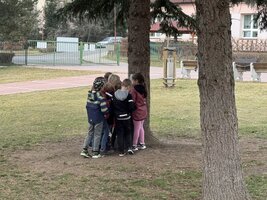 Jarní stezka na školním hřišti