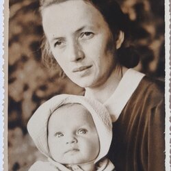 Růženka Kindlová a její dcera Zdena 1943