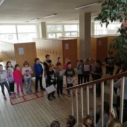 Vánoční zpěv pod schody dětí ze 4. oddělení